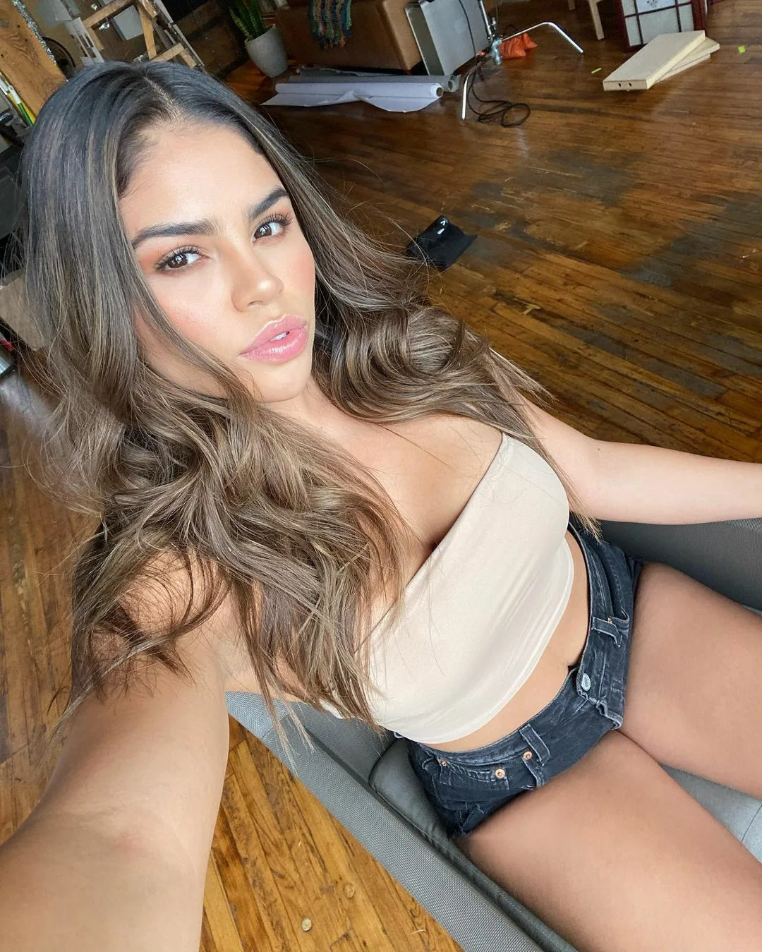 Eşine çikolata almak için dışarı çıktı.